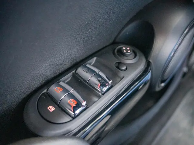 MINI 5-Deurs One 2022 Benzine 31