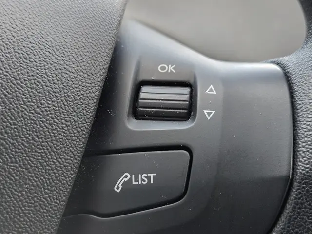 Peugeot 208 1.2 PureTech NAVI TEL PDC CC 2018 Benzine 23