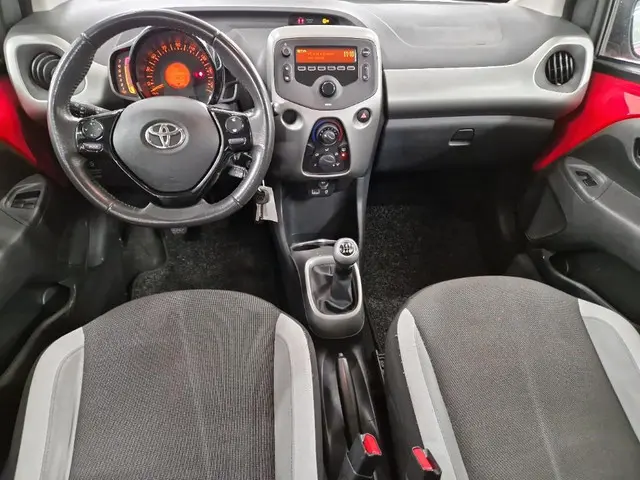 Toyota Aygo 1.0 VVT-i x-play 2015 Benzine 6