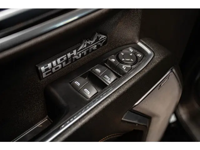 Chevrolet Silverado High Country 6.2 V8 2024 LPG/Gas 21