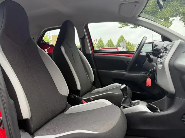 Toyota Aygo 1.0 VVT-i x-play 2014 Benzine 7