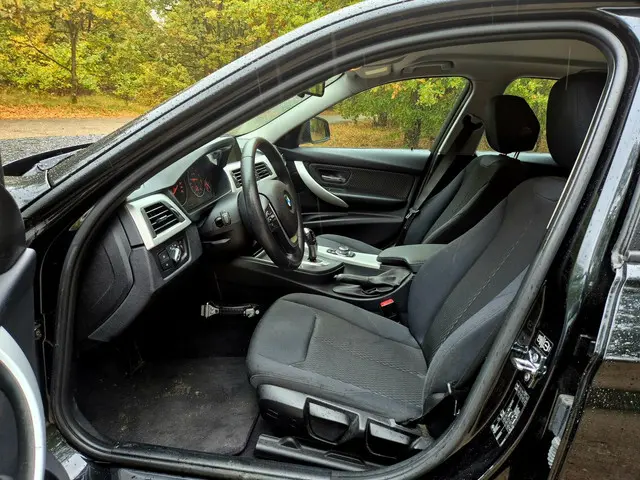 BMW 3 Serie 320i Executive . 83.000 km nap 2012 Benzine 8