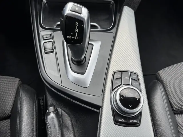 BMW 3 Serie 320i Corporate Lease Executive 2017 Benzine 23