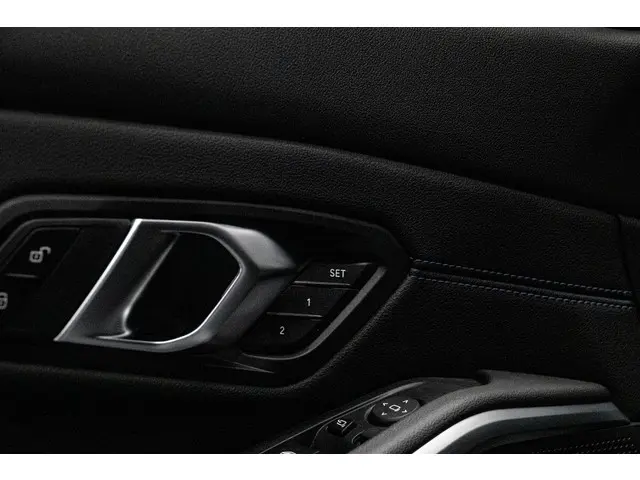 BMW 3 Serie 330e 2024 Hybride Benzine 18
