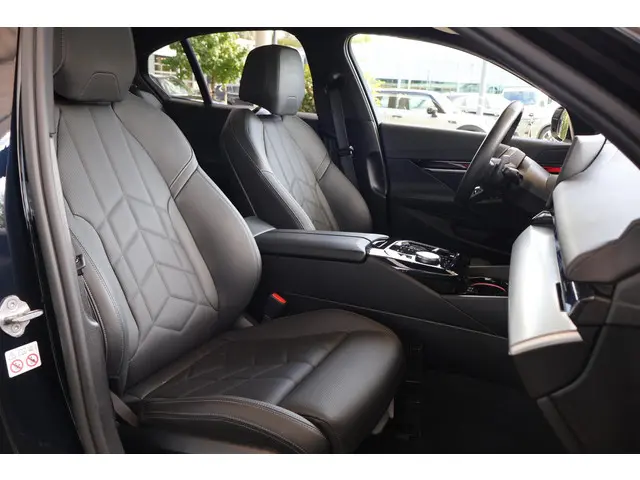 BMW 5 Serie Sedan 550e xDrive 2024 Hybride Benzine 6