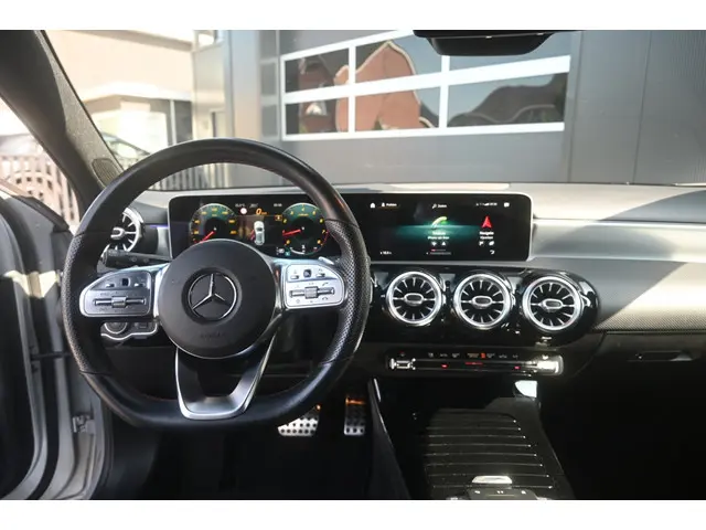 Mercedes-Benz A-Klasse 200 Bns Sol. AMG 2018 Benzine 12