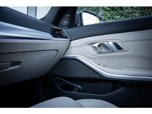 BMW 3 Serie 330i M-Sport 2019 Benzine 42