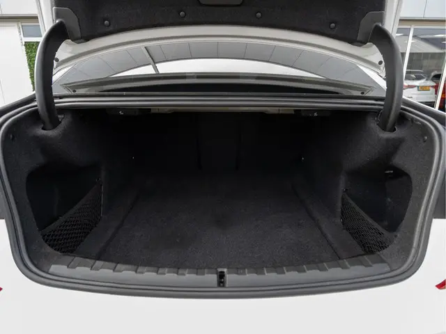 BMW 3 Serie 320i High Executive 2019 Benzine 17