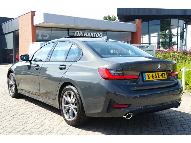 BMW 3 Serie 318i High Executive 2021 Benzine 38