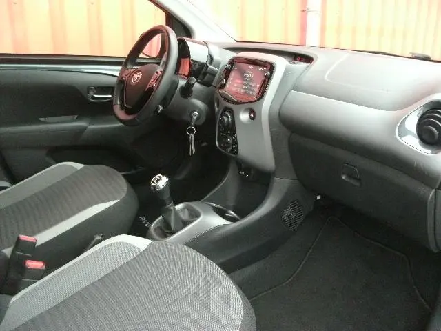 Toyota Aygo 1.0 VVT-i X-Play / VERKOCHT 2019 Benzine 6