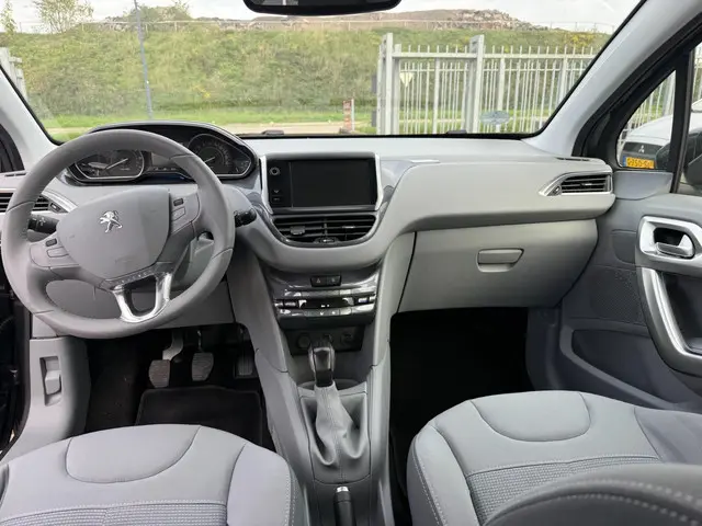 Peugeot 208 1.6 VTi Allure 2013 Benzine 12