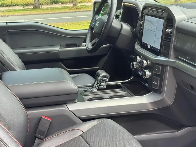 Ford F-150 3.5L V6 Lariat full-spec 2024 Benzine 18