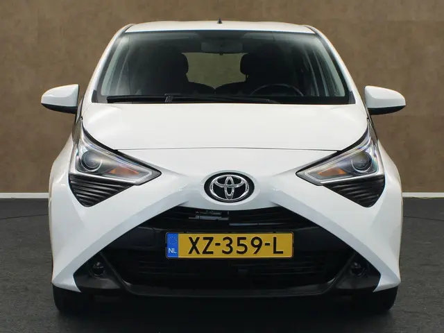 Toyota Aygo 1.0 VVT-i x-play 2019 Benzine 6