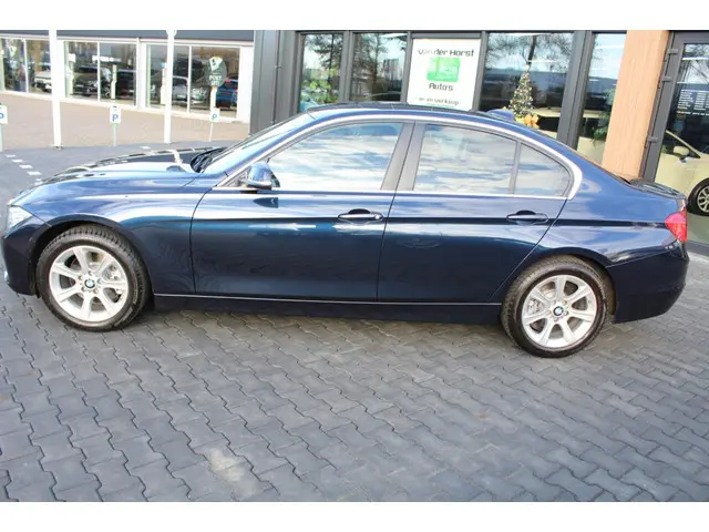 BMW 3 Serie 328i Executive 2014 Benzine 9