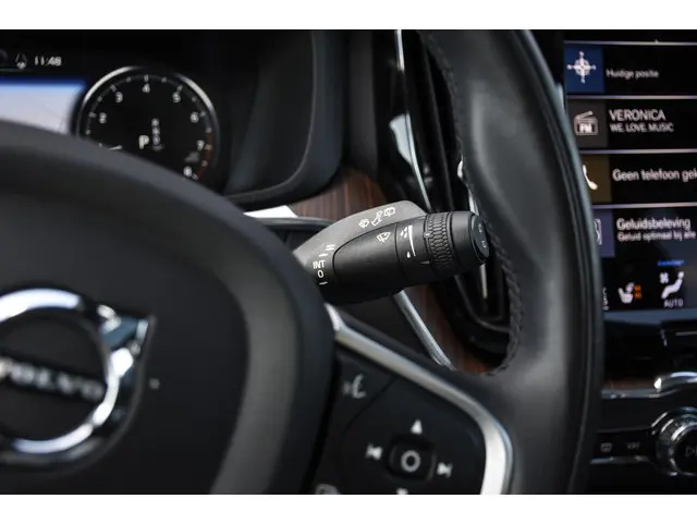 Volvo XC60 2.0 B5 Momentum Exclusive 2021 Benzine 24