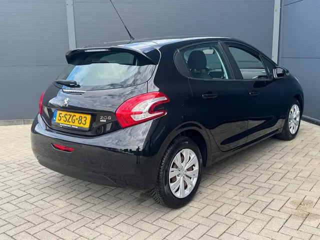 Peugeot 208 1.2 e-VTi Automaat / Nap / 5 Deurs 2014 Benzine 2