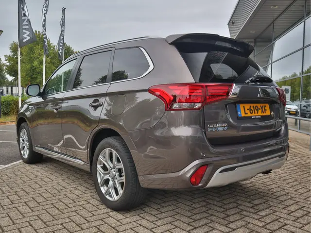 Mitsubishi Outlander 2.4 PHEV Pure 2021 Hybride Benzine 3