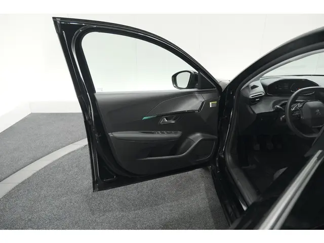 Peugeot 208 PureTech 100 Allure Pack 2023 Benzine 62