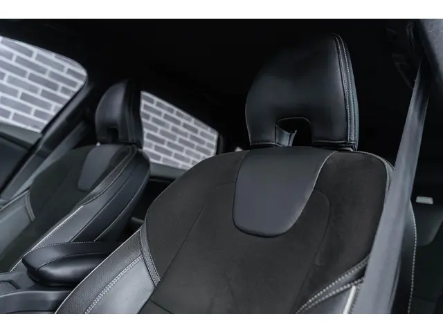 Volvo V40 T4 190pk R-Design 2018 Benzine 21