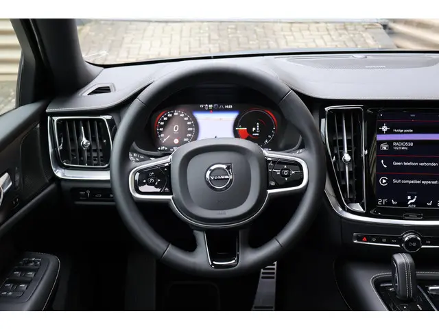 Volvo V60 T6 Recharge AWD R-Design 2022 Hybride Benzine 38
