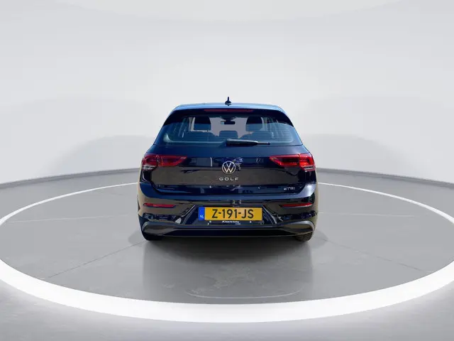 Volkswagen Golf 1.0 eTSI 110pk DSG Life 2024 Benzine 3