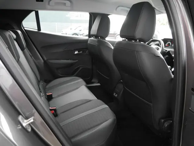 Peugeot 2008 1.2 PureTech Allure Pack 2021 Benzine 12