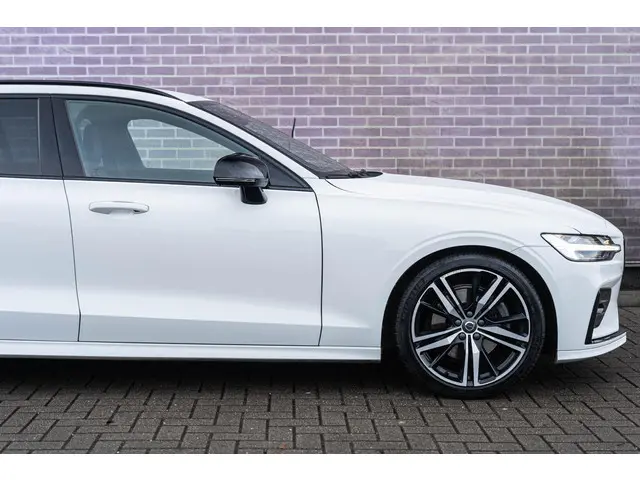 Volvo V60 2.0 B4 R-Design 2020 Benzine 8