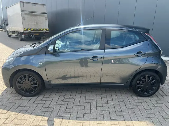 Toyota Aygo 1.0 VVT-i x-play 2017 Benzine 4