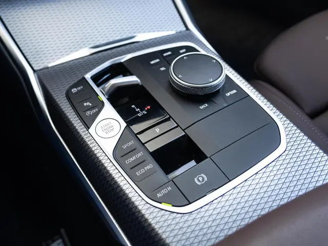 BMW 3 Serie Touring 320i 2025 Benzine 26