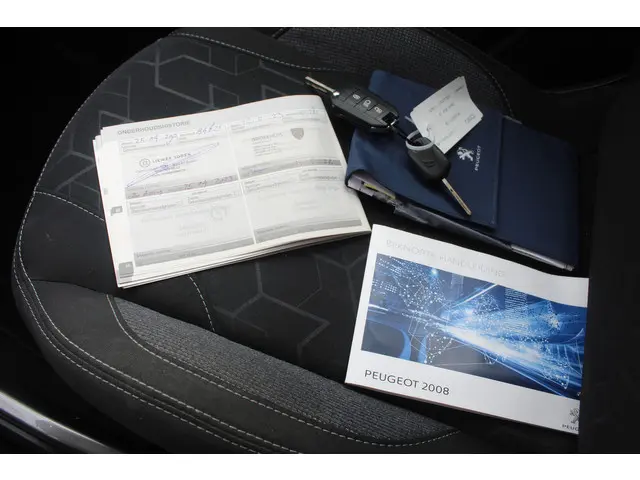 Peugeot 2008 1.2 PureTech Active//AUTOMAAT!! 2018 Benzine 11