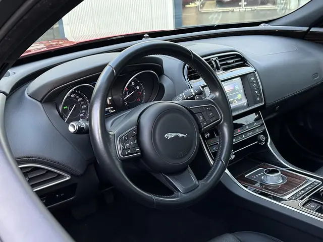 Jaguar XE 2.0 Portfolio 2015 Benzine 34