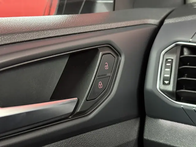 Volkswagen T-Cross 1.0 TSI R-Line 2021 Benzine 30