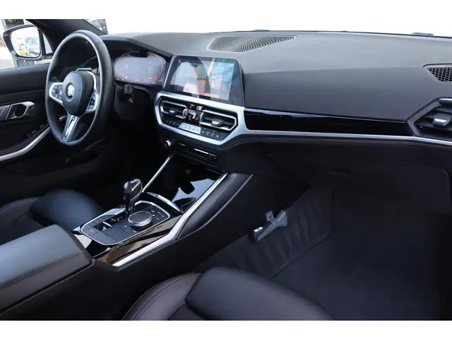BMW 3 Serie Touring 320i Executive Edition 2020 Benzine 9