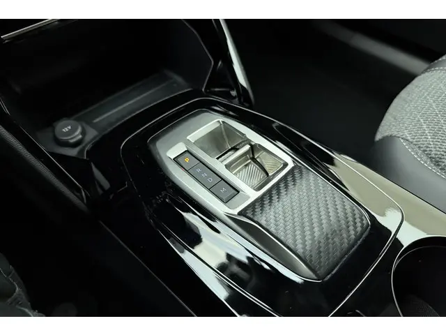 Peugeot 2008 1.2 Hybrid 145 Allure 2025 Hybride Benzine 25