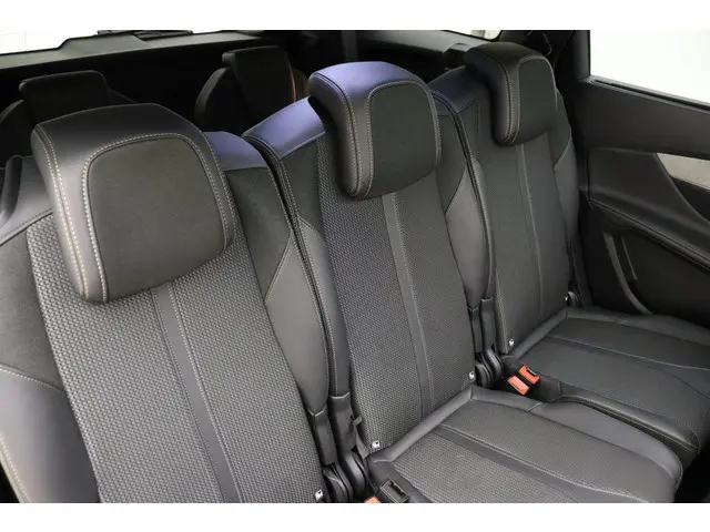 Peugeot 5008 1.2T 130pk GT 2023 Benzine 18