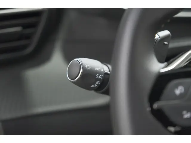 Peugeot 208 Hybrid 136 e-DCS6 GT 2024 Hybride Benzine 39