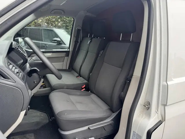 Volkswagen Transporter 2.0 TDI L1H1 2016 Diesel 9