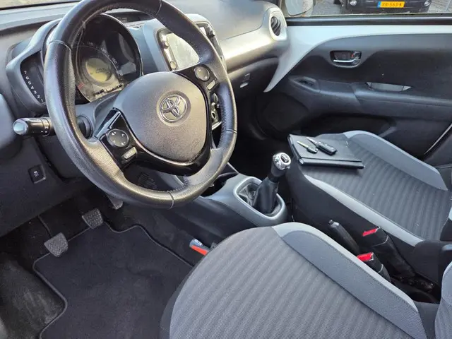 Toyota Aygo 1.0 VVT-i x-play 2020 Benzine 6