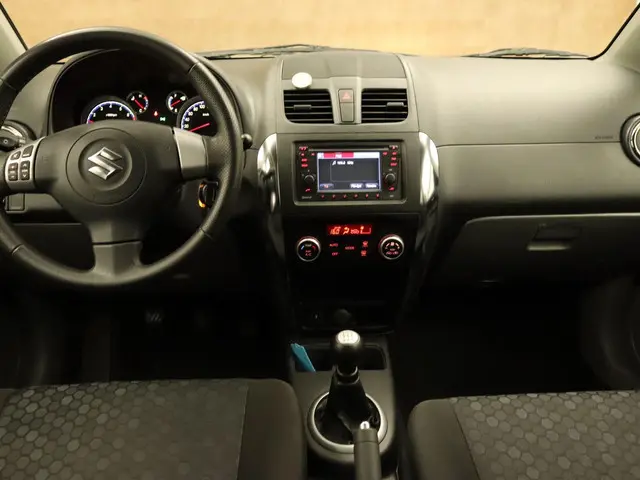 Suzuki SX4 1.6 Executive 2013 Benzine 4