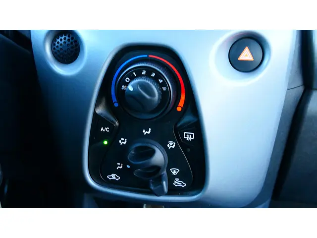 Toyota Aygo 1.0 VVT-i x-play 2020 Benzine 22