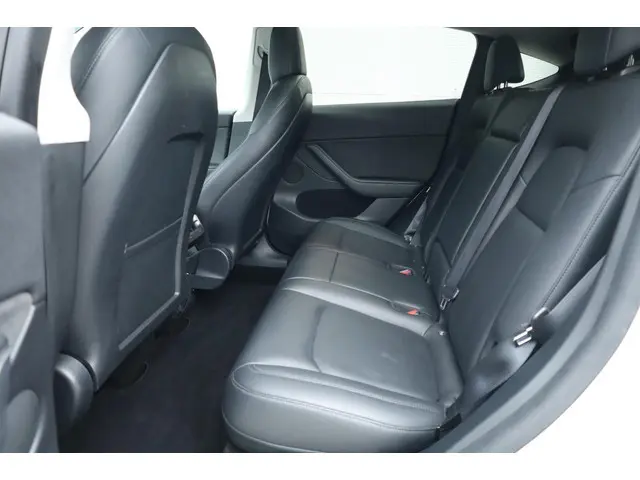 Tesla Model Y Long Range AWD 75 kWh 2021 Elektrisch 17