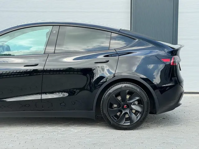 Tesla Model Y RWD 58 kWh FSD 2023 Elektrisch 8