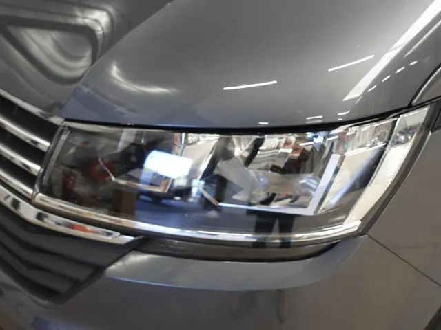 Volkswagen Transporter 2.0 TDI L2H1 2023 Diesel 26