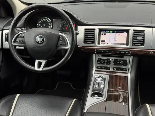 Jaguar XF 2.2D 2015 Diesel 22