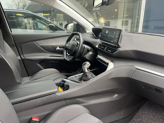 Peugeot 3008 1.2 Turbo 130 PK 2021 Benzine 23