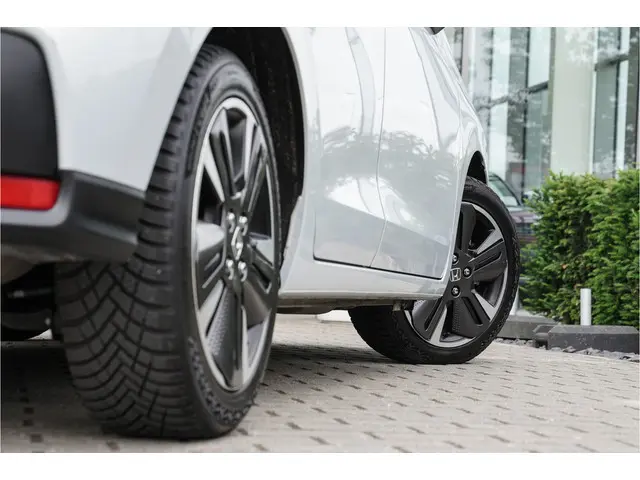 Honda Jazz 1.5i e:HEV ADVANCE 2024 Hybride Benzine 12