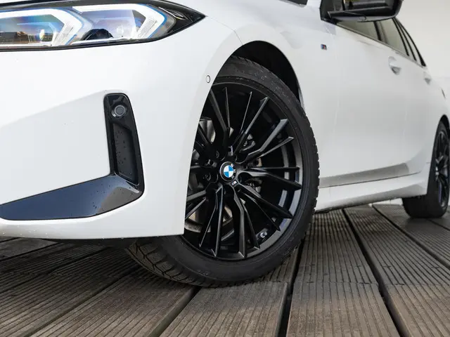 BMW 3 Serie Touring 320i 2025 Benzine 13