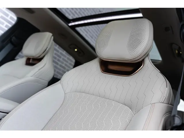 Lynk & Co 08 1.5 More 2026 Hybride Benzine 7