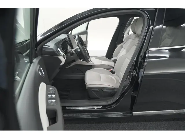 Renault Clio TCe 130 EDC Initiale Paris 2020 Benzine 28