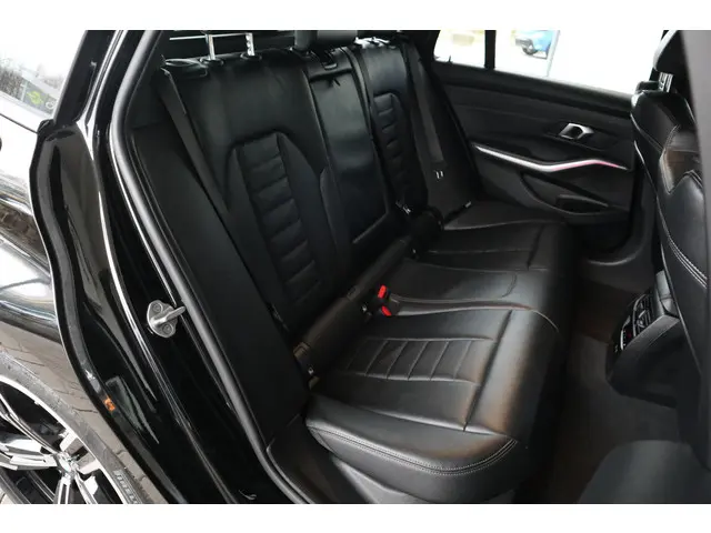 BMW 3 Serie Touring 318i 2024 Benzine 17